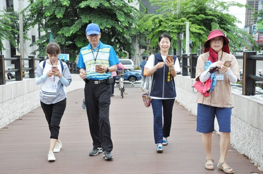 本所人文課李課長與民眾共同體驗智慧導覽